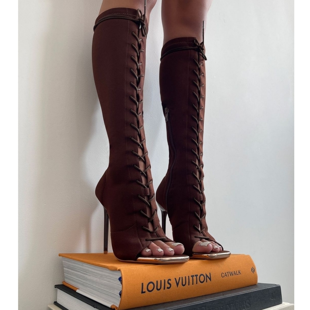 𝙇𝙖𝙨𝙩 8.5 & 9🖤🎥Island Fever Square Peep Toe Boot